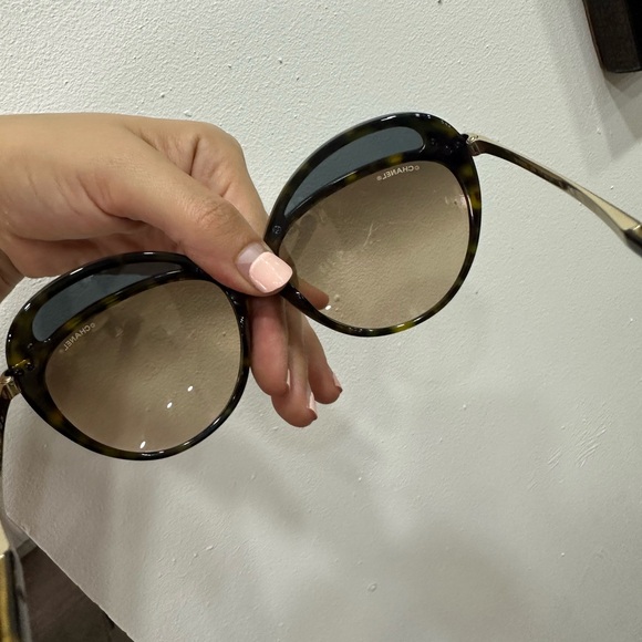 Beautiful Authentic Chanel CC Logo Sunglasses - Picture 7 of 16